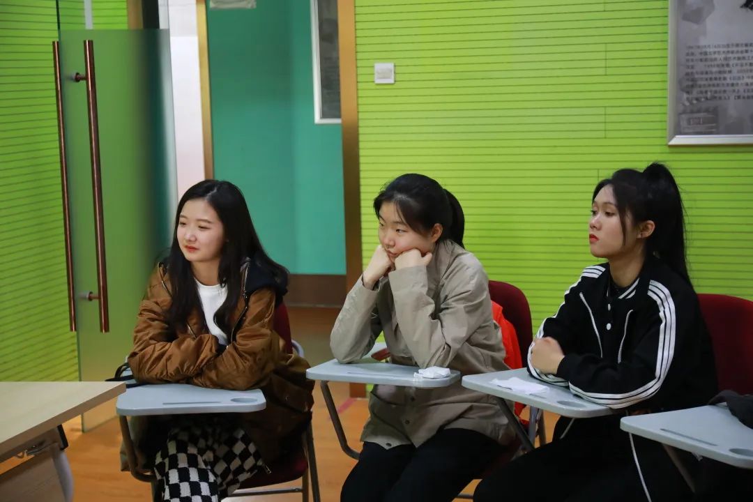 表演藝考散文朗誦稿件《馬纓花》