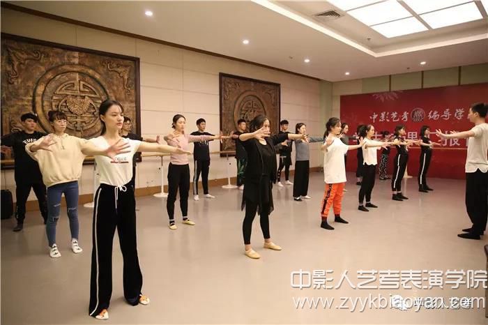 形體訓(xùn)練課堂