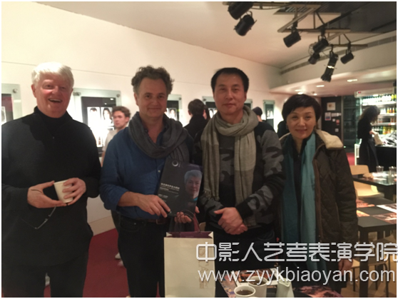 何雁老師、任肖英老師與英國皇家戲劇藝術(shù)學(xué)院院長愛德華、羅斯布魯弗學(xué)院前院長邁克爾合影.jpg