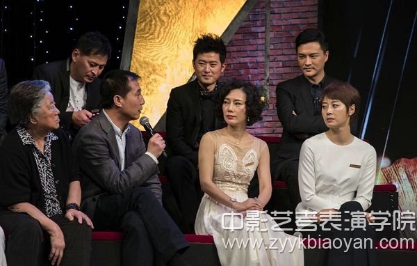 上戲表93級(jí)校友返校 執(zhí)手相敘大嘆恩師才藝2.jpg